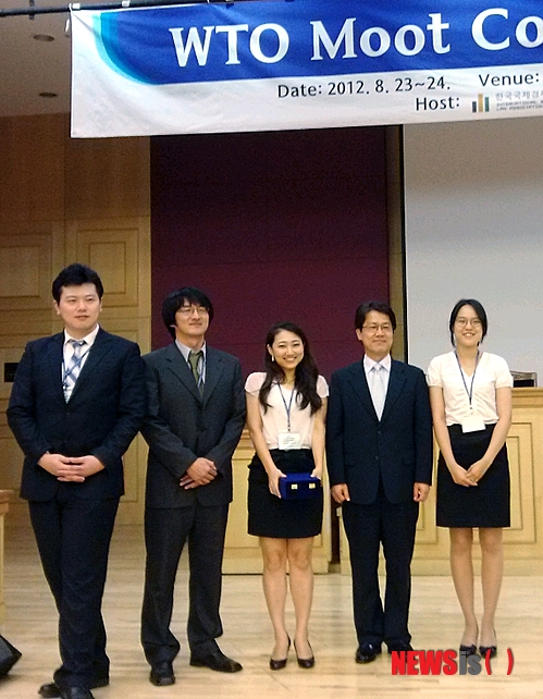 【대전=뉴시스】유순상 기자 = 충남대학교 법학전문대학원 1학년으로 구성된 'TOY' 멤버들이 최근 성균관대 모의법정에서 열린 '제3회 WTO 모의재판 경연대회'에서 준우승을 차지한뒤 기념촬영을 하고 있다.(사진=충남대학교 제공)&nbsp; ssyoo@newsis.com