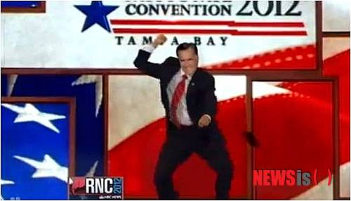 【서울=뉴시스】이재훈 기자 = 미국 공화당 대선후보 미트 롬니(65)가 가수 싸이(35)의 '강남스타일' 춤을 췄다? 미국 NBC TV '제이 르노의 투나잇 쇼'는 8월31일(현지시간) 롬니가 '강남스타일'에 맞춰 춤을 추는 모습을 방송했다. MC 르노(62)는 롬니가 30일 공화당 전당대회에서 "대통령 후보 수락 연설을 위해 무대로 등장할 때 젊은 유권자들의 마음을 얻기 위해 이렇게 등장했다면 어땠을까"라고 제안했다. 실제 롬니는 아니다. '강남스타일' 춤을 추는 댄서의 얼굴에 롬니의 얼굴을 합성했다. 그러나 유명 토크쇼가 대선 후보를 평하면서 '강남스타일'을 소재로 쓴 것 자체가 이례적이라는 반응이다. '강남스타일'은 이미 미국 주요 미디어가 여러 차례 주목했다. 싸이는 22일 현지 케이블 엔터테인먼트 채널 VH1의 생방송 '빅 모닝 버즈 라이브'에 출연, '강남스타일'을 소개했고 CNN, 타임, 허핑턴포스트, 월스트리트저널 등이 '강남스타일'을 조명했다. '제이 르노 쇼'는 CBS TV '데이비드 레터먼쇼' 등과 어깨를 나란히 하는 인기 토크쇼다. realpaper7@newsis.com