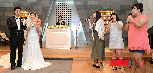 【서울=뉴시스】조종원 기자 = 2일 오전 서울 강남구 역삼동 스칼라티움에서 열린 배우 유선희와 고재영씨의 결혼식에서 개그우먼 이희경, 이영희, 김민경이 축가를 부르고 있다.&nbsp;&nbsp; choswat@newsis.com