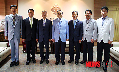 【전주=뉴시스】김운협 기자 = 전북대학교 신임 학장 및 보건진료소장이 지난달 31일 대학본관 총장실에서 임명장을 수여받고 서거석 총장과 기념촬영을 하고 있다. 사진은 왼쪽부터 안병준 사범대학장, 조기성 공과대학장, 이준모 보건진료소장이다. (사진=전북대학교 제공)&nbsp; photo@newsis.com