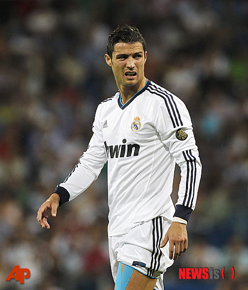 【마드리드=AP/뉴시스】크리스티아누 호날두(27·레알마드리드)가 3일 오전 2시50분(한국시간) 스페인 마드리드의 산티아고 베르나베우에서 열린 2012~2013시즌 프리메라리가 3라운드 그라나다와의 홈경기에서 허벅지에 부상을 입은 뒤 고통스러워하고 있다.&nbsp; 