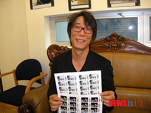 【서울=뉴시스】가수 남진의 우표가 최근 미국서 발행돼 화제가 되고 있다. ‘남진 우표’를 기획한 뉴욕의 엔터테인먼트 업체인 미디어 조아 한지수 대표는 31일 글로벌웹진 뉴스로와(www.newsroh.com)의 인터뷰에서 “한국인을 주인공으로 한 우표가 미국서 발행된 것은 처음 있는 일”이라고 밝혔다. 액면가 45센트인 남진 우표는 컬러와 흑백, 두 종이며 남진의 친필로 한글 이름과 ‘님과 함께 2012’가 새겨져 있다. 한지수 대표가 남진 우표를 소개하고 있다.<사진=newskann 제공> 