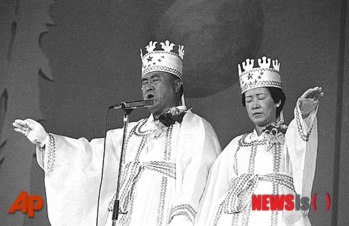 【서울=AP/뉴시스】통일교 문선명 총재(왼쪽)와 아내 한학자가 지난 1982년 10월14일 서울 잠실 운동장에서 열린 합동결혼식에서 축도를 하고 있다. 당시 결혼식에서 80여개국 600쌍이 결혼했다. 메시아라고 자임하고 통일교를 창시한 문 총재가 3일 향년 92세로 별세했다고 통일교가 밝혔다. 