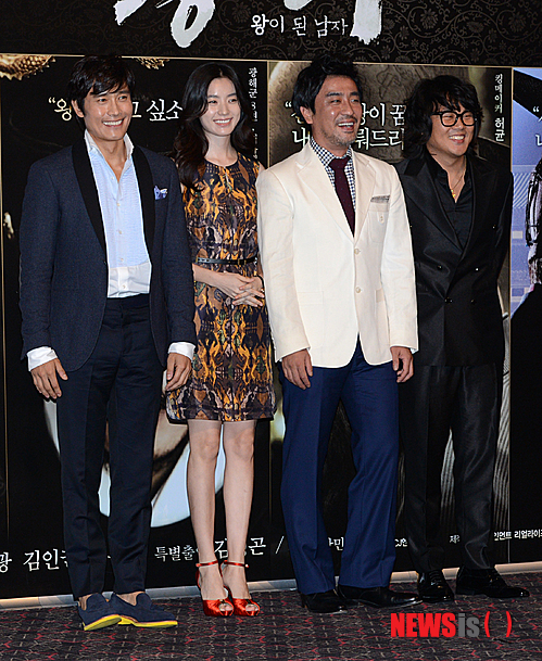 【서울=뉴시스】박상훈 기자 = 3일 오후 서울 CGV 왕십리점에서 열린 영화 '광해' 언론시사회에서 이병헌, 한효주, 류승룡, 김인권이 포즈를 취하고 있다. hyalinee@newsis.com