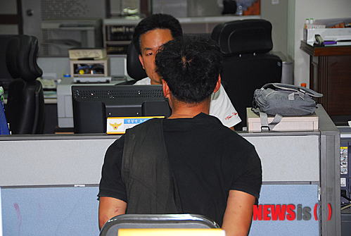 【청주=뉴시스】엄기찬 기자 = 3일 오후 5시14분께 충북 청주시 중앙공원에서 술에 취한 A(46)씨가 노인들에게 흉기를 휘두르는 칼부림 사건이 발생했다. 경찰에 붙잡힌 용의자 A씨가 경찰 조사를 받고 있다.&nbsp; dotor0110@newsis.com 