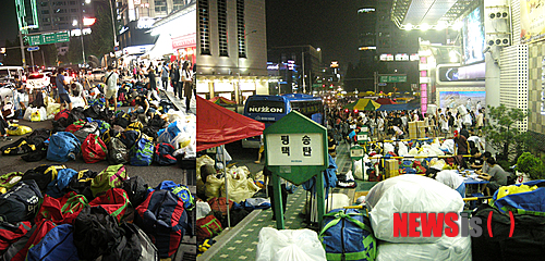 【서울=뉴시스】지난달 31일 동대문 패션타운 건물 앞에 각 지역에서 올라온 온라인 쇼핑몰과 의류 가게 업자들의 옷가방이 줄지어 널려있다. 이 가방 안에는 이날 하루 동안 업자들이 구입한 의류 등이 담겨 있다.