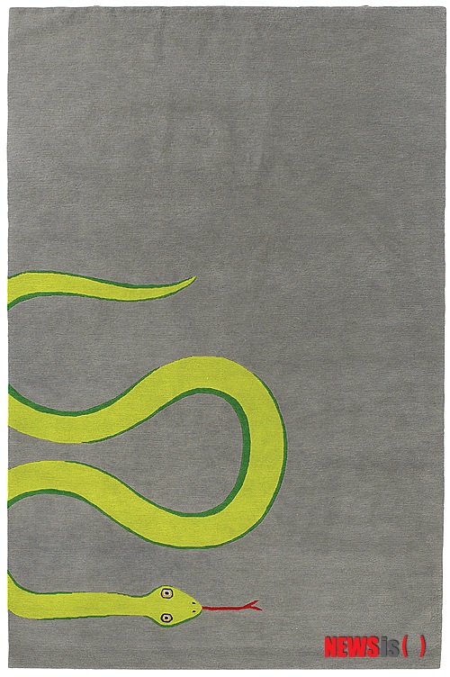 【서울=뉴시스】원추의 '오늘의 운세' 2012년 9월5일 수요일 (음력 7월19일·기사)&nbsp; ▶쥐띠 = 예상치 못했던 걱정거리가 생길까 염려되니 조심성 있게 일 처리를 할 것. 특히 재물이나 애정문제로 구설수가 있겠으니 조심하는 것이 상책. 60년생 ㄴ·ㅂ·ㅅ·ㅇ 성씨 사업구상도 좋지만 한번쯤 가정을 뒤돌아 볼 수 있는 여유를 가져라. 동·북쪽 길.&nbsp; ▶소띠 = 49·61년생 휴식을 취하고 자신만의 시간을 갖는 것이 현명한 처세다. 4·8·12월생 소홀히 흘린 말 한마디로 구설수에 오를듯하니 매사 언행 조심할 것. 너무 많은 일에 집착하다 보면 신경성 질병에 걸릴 우려 있다. 노란색이 길하다.&nbsp; ▶범띠 = 조금씩 정리해야 실속 차릴 수 있겠다. 사방에 이것저것 사업은 벌려 놓았으나 소득이 없으니 답답하구나. 가까이 믿던 사람이 기만할 우려도 있으니 ㄴ·ㅍ·ㅊ 성씨 조심하라. 1·2·7월생 주관적인 처세 요망. 음식료품업·전기가스업 길.&nbsp; ▶토끼띠 = 지나치게 큰 포부보다 정도에 맞는 계획을 세우는 것이 좋다. 5·8·11월생들은 책임 완수 하는 날. 항상 마음이 분주하고 심신이 고달프지만 지혜롭게 처신해야겠다. ㅅ·ㅇ·ㅎ 성씨는 감언이설에 조심. 인정에 끌리면 눈물만 남는다.&nbsp; ▶용띠 = 가정의 화목이 사회 활동하는 데도 활력소가 될 것이다. 자녀들을 관심있게 지켜보는 것이 좋겠다. 자칫 자녀들로 인해 인기나 사업에 손상 올 듯. 1·9·10월생 자녀에게 큰 관심 요망. ㅁ·ㅅ·ㅊ 성씨 재운이 들어오는 격이니 관리를 잘 할 것. 동쪽 길.&nbsp; ▶뱀띠 = 분수를 지켜 목적을 이룰 것. 눈 앞에 보이는 것에 허욕을 부리다가 큰 것을 놓치고 고배를 마실까 우려된다. 남쪽 재물은 탐하지 말라. 65년생 남자는 남의 일에 신경 쓰다 자기 일까지 그르칠 염려 있다.&nbsp; ▶말띠 = 열심히 노력한 자에게는 풍성한 수확이 있듯이 북쪽에서 행운이 올 것이다. 5·6·9월생 뒤로 양보하고 여유 있는 삶을 창조할 것. 사소한 일에 너무나 신경 쓰지 않아도 될 듯. 조여있던 매듭이 풀린다. 쥐·토끼·닭띠가 염려한다. 검정색은 피할 것.&nbsp; ▶양띠 = 남에게 지지 않으려는 고집으로 성공은 했으나 항상 외롭고 쓸쓸하다. 1·5·9월생은 쥐·말·닭띠의 이해와 협조를 받아야 할 때. 그런대로 순조로운 운세지만 투기를 삼가는 것이 좋겠다. ㅇ·ㅈ·ㅎ 성씨는 남쪽에서 집안 경사가 있다. 파란색이 길.&nbsp; ▶원숭이 = 자녀에게 너무나 크나큰 기대로 부담을 주지 말라. 칭찬이 더 큰 효과를 가져온다. 스스로 해낼 수 있도록 여건만 만들어주면 차질 없이 해 낼 것이다. 2·7·11월생은 ㄱ·ㅂ·ㅎ 성씨로 구설에 말려들 수. 언행에 주의할 것. 동쪽 행운.&nbsp; ▶닭띠 = 많은 사람으로부터 추대받기를 원하지만 탐욕이 지나치면 늪에 빠질 염려 있다. 현실에 맞게 자신의 위치를 지켜라. 1·4·9월생 자신감을 갖고 구상하는 일 차근차근 계획을 세워 나가라. 애정적으로는 상대방에게 관심을 더할 것.&nbsp; ▶개띠 = 아내에게 신경쓰고 가정의 우환에 적극 대비하라. 부담스럽고 책임질 일 생길 수 있으니 보증이나 문서 관리에 조심해야 하며 언행에도 신중해야 한다. ㅂ·ㅇ·ㅈ 성씨 딴 곳에 눈 돌리지 말고 적극적인 자세가 요구된다. 2·5·11월생 관재수 조심.&nbsp; ▶돼지띠 = 귀인이 돕는 운수다. 시작은 어려우나 결과는 성과가 있겠다. 운수업이나 식품업을 하는 사람은 소득이 있겠고 애정 문제에서는 자신감을 확충하고 상대에게도 힘을 줘라. 47·59년생 부부는 언행에 각별히 주의하라. 의견 충돌이 있을 듯. 대화로서 타협하라. 북 ` 남쪽 행운.&nbsp; 구삼원 원장 02-959-8493, 010-5584-9393 