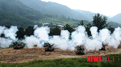 【춘천=뉴시스】이은주 기자 = 4일 육군 21사단이 부대에서 열린 전술훈련평가에서 155mm K-9 자주포 12문의 동시 사격으로 훈련장이 연기에 뒤덮혀 있다. 21사단은 전술훈련평가에서 신속∙정확하게 표적을 명중시켜 적 도발 시 도발원점 및 지원세력까지 타격할 수 있는 능력과 화력지원태세를 확립했다는 평가로 최우수 군단으로 선정됐다. (사진=육군21사단 제공) lej@newsis.com