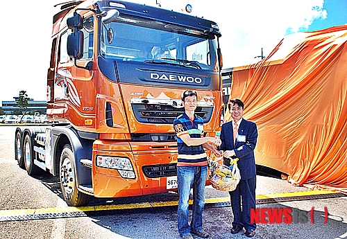 【군산=뉴시스】고석중 기자 = 5일 타타대우상용차 김종식 대표이사(오른쪽)가 전북 군산 본사에서 상품성과 품질개선을 대폭 향상시킨 '2013년형 프리마 트럭'의 1호차 고객에게 트럭을 전달하고 감사를 표하고 있다.(사진=타타대우상용차 제공) photo@newsis.com