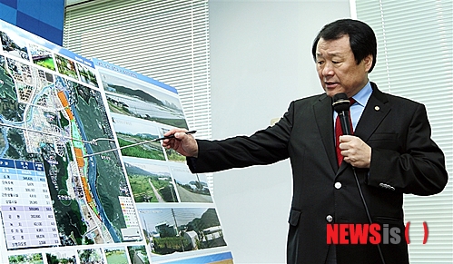 【대전=뉴시스】김양수 기자 = 염홍철 대전시장이 5일 기자회견을 열고 도안 갑천지구 친수구역 조성 사업에 대해 설명하고 있다.(사진=대전시청 제공)&nbsp; photo@newsis.com