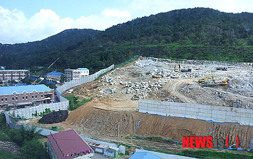 【정읍=뉴시스】김종효 기자 = 5일 전북 정읍 상동의 한 신축아파트 공사현장. 정읍시 최대인구가 거주하는 아파트 밀집지역 내의 아파트 신축현장이다. 채석장인지 아파트 공사현장인지 구분키 어려운 현장의 공정때문에 발생하는 소음과 먼지로 인근 주민들이 수개월째 큰 불편을 겪고 있다. seun6685@newsis.com
