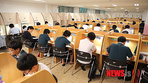 【서울=뉴시스】김정환 기자 = 신라시대 화랑은 단지 무술만 연마하고 병법서만 뚫어지게 읽은 것이 아니다. 건강한 정신과 바른 마음을 갖추기 위해 명산대천을 누비며 정신수양을 하고 심덕을 길렀다. 지(知) 덕(德) 체(體)를 고루 발전시킨 화랑도가 있었기에 삼한의 최약소국 신라는 백제와 고구려를 무너뜨렸을 뿐더러 당나라가까지 몰아내고 삼한일통을 이룩할 수 있었다. 서울 쌍문동 자립형 사립고(자사고)인 선덕고등학교도 마찬가지다. ace@newsis.com