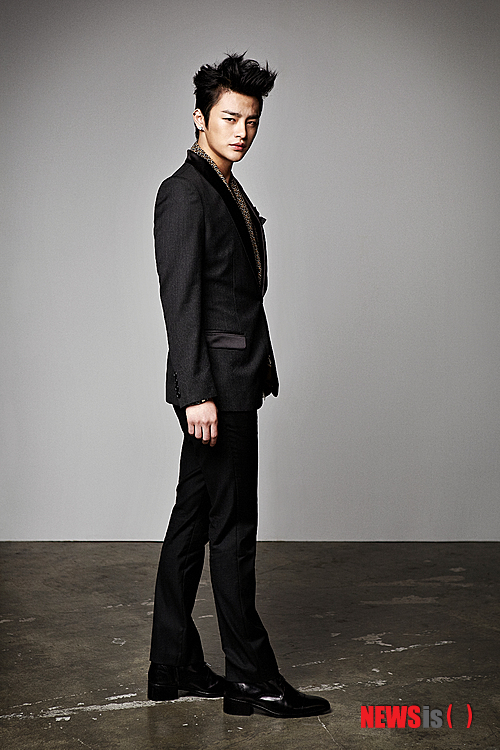 【서울=뉴시스】박영주 기자 = 그룹 ‘HOT’와 ‘젝스키스’, 다마고치, 슬램덩크, 삐삐….&nbsp; 1%대 소박한 시청률을 꿈꾸며 출발한 tvN 드라마 ‘응답하라 1997’이 2012년을 살고 있는 2030 시청자들을 사로잡았다. 좋아하는 스타에 대한 동경, 학창시절의 추억, 풋풋한 첫사랑 등 90년대를 툭툭 건드리며 향수를 자극하기 때문이다.&nbsp; gogogirl@newsis.com