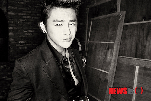 【서울=뉴시스】박영주 기자 = 그룹 ‘HOT’와 ‘젝스키스’, 다마고치, 슬램덩크, 삐삐….&nbsp; 1%대 소박한 시청률을 꿈꾸며 출발한 tvN 드라마 ‘응답하라 1997’이 2012년을 살고 있는 2030 시청자들을 사로잡았다. 좋아하는 스타에 대한 동경, 학창시절의 추억, 풋풋한 첫사랑 등 90년대를 툭툭 건드리며 향수를 자극하기 때문이다.&nbsp; gogogirl@newsis.com