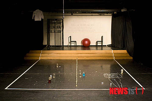 【서울=뉴시스】이예슬 기자 = 10월 8~12일 열리는 '2012 서울아트마켓'이 동유럽 공연예술을 조명한다.&nbsp; 아트마켓은 쇼케이스, 부스 전시, 학술행사와 네트워킹 프로그램을 통해 작품과 공연예술정보를 교류한다. 또 만남과 소통을 통해 작품을 제작하고 유통하는 장이다.&nbsp; 매년 포커스 권역을 선정해 해당 지역의 공연예술 현황과 이슈, 시장정보를 제공하는 서울아트마켓은 올해 유럽의 미개척지인 동유럽을 조명한다. 동유럽 포커스 프로그램은 인터내셔널 비셰그라드 펀드가 후원한다.&nbsp; 10월8일 한국예술종합학교에 마련되는 동유럽 학술행사에서는 동유럽 주요국가들의 공연예술 이슈와 현황을 살피고 비셰그라드, 즉 폴란드 체코 슬로바키아 헝가리의 지역협력체와 그리스 세르비아 불가리아 알바니아 등 유럽 남동부 발칸 지역과의 협업 가능성을 찾는다.&nbsp; 학술행사의 첫 세션인 '동유럽의 어제-역사와 문화유산이 그들에게 남긴 것'에서는 '2차 세계대전 시기 유대인 학살', '1989년 철의 장막의 붕괴', '민주화 혁명' 등의 역사를 배경으로 동유럽 공연예술에 새겨진 유산을 들여다 본다.&nbsp; 두 번째 세션인 '동유럽은 지금-예술적 실험과 사회 앙가주망'은 동유럽의 역동적이고 실험적인 창작 현황과 더불어 사회, 정치, 문화적 이슈에 접근하는 공연예술축제의 사회 참여에 주목한다.&nbsp; 세 번째 파트에서는 '동유럽의 내일-동유럽과 비셰그라드, 발칸 지역의 문화협력'을 주제로 문화예술 협력 현황과 미래 전망을 논한다.&nbsp; 동유럽공연예술플랫폼(EEPAP), 디바델나 니트라 인터내셔널 페스티벌(슬로바키아), 뉴 웹 협회(체코), 컨템포러리 드라마 페스티벌 부다페스트(헝가리), 돔 옴라딘 아츠센터(세르비아), 퍼포레이션 페스티벌(크로아티아) 등 동유럽 6개국 10개단체 관계자가 패널로 참가한다.&nbsp; 8일과 11일 한예종과 국립극장에서 펼쳐지는 해외 쇼케이스에는 고트의 '트루 컬러 시커'(체코), 스테판 제롬스키 극단의 '목화밭의 고독 속에서'(폴란드), PAT의 '밀실'(슬로바키아), 페렝크 페헤르의 'STiX 66'(헝가리) 등이 무대에 오를 예정이다.&nbsp; 서울아트마켓(PAMS; Performing Arts Market in Seoul)을 개최하는 재단법인 예술경영지원센터 정재왈 대표는 "2005년 출범한 서울아트마켓에는 그동안 국내외에서 1만1000여명의 공연예술 관계자들이 참가했다"며 "공연예술시장을 선도하는 아시아의 대표 마켓으로 성장했을 뿐더러 한국공연예술의 해외진출 플랫폼으로 자리매김했고 해외공연예술이 한국과 아시아 시장으로 진입하기 위한 교두보로 발돋움하고 있다"고 밝혔다.&nbsp; ashley85@newsis.com