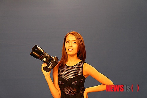 【서울=뉴시스】이예슬 기자 = MBC TV 오디션 프로그램 '위대한 탄생2'에서 미모와 가창력으로 주목받은 푸니타(20)가 MC가 됐다.&nbsp; MBC에브리원이 새로 선보이는 '스타직찍'을 진행한다. 특유의 애교섞인 목소리로 '끼'를 드러낸다.&nbsp; '스타직찍'은 시청자들이 직접 찍은 사진인 '직찍'으로 찾아내는 스타들의 숨겨진 모습과 알려지지 않은 뒷이야기를 전하는 프로그램이다.&nbsp; '랭킹10' 코너와 주제별로 해당분야 최고를 가리는 '갑을대전', 사진으로 이슈가 된 스타들의 색다른 모습을 전하는 '포토와 톡' 코너를 선보일 예정이다.&nbsp; 인도 국적의 푸니타는 "설레고 기쁘지만 두려움도 앞선다"며 "혹시 프로그램 진행 중 의도치 않게 톱스타들을 깎아내리는 발언을 해서 팬들의 눈총을 사게 되지는 않을까 겁이 난다"고 털어놓았다.&nbsp; 20일 오후 6시에 첫 방송된다.&nbsp; ashley85@newsis.com