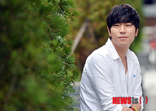 【서울=뉴시스】최동준 기자 = '응답하라 1997'의 배우 이시언이 7일 서울 충무로 뉴시스에서 인터뷰에 앞서 포즈를 취하고 있다.&nbsp; photocdj@newsis.com