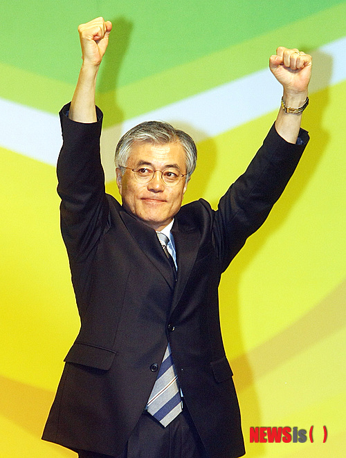 【부산=뉴시스】 하경민 기자 = 8일 오후 부산 해운대 벡스코 오디토리움에서 열린 민주통합당 대통령 후보 선출을 위한 오픈 프라이머리 부산대회에 참가한 문재인 후보가 1위를 차지하자 두 주먹을 불끈 쥐고 있다. 문 후보는 부산 경선에서 득표율 66.226%로 1위를 차지해 9연승을 달리고 있다.&nbsp; yulnetphoto@newsis.com 