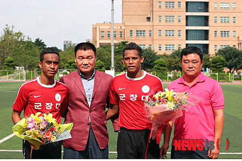 【전주=뉴시스】김운협 기자 = 영화 '맨발의 꿈' 실제 주인공인 동티모르 축구유학생 마리아누스(DF·18)와 알베스(FW·18)가 지난 7일 군장대학교 유니폼을 입고 첫 경기를 치른 후 김대은 전북축구협회장 및 조승연 군장대 축구부 감독과 기념촬영을 하고 있다. (사진=전북축구협회 제공)&nbsp; photo@newsis.com