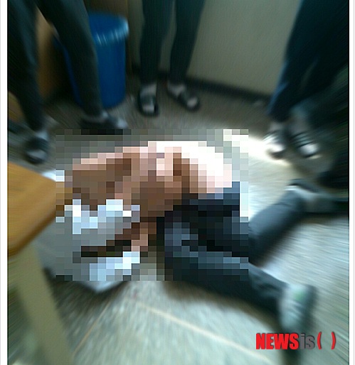 【서울=뉴시스】장성주 기자 = 한 인터넷 커뮤니티 사이트에 교복이 벗겨진 채 교실 바닥에 쓰러져 있는 남학생 사진이 올라와 경찰이 수사에 나섰다.&nbsp; 9일 오전 12시31분께 한 인터넷 커뮤니티 사이트에 '오늘 급식으로 나온 영계백숙'이라는 제목으로 사진 3장과 함께 글이 게재됐다.&nbsp; 사진에서는 한 남학생이 속옷을 포함한 하의가 허벅지 부위까지 벗겨진 채 교실 바닥에 쓰러져 있다. 이 학생 주변으로 다른 학생 여러 명이 빙 둘러싸고 있다.&nbsp; 게시물 작성자는 "친구랑 자기 반에 들어오는 애 아무나 잡아서 X치자고 했음. 그래서 기다리던 중 만만해 보이는 뚱땡이 한 놈이 들어온 것임. 그래서 포획하는데 반항해서 그냥 홀랑 벗겨버림"이라고 당시 상황을 설명했다.&nbsp; 이 게시물이 인터넷에서 퍼지면서 논란이 일자 경찰이 사실관계 파악에 나섰다.&nbsp; 경찰 관계자는 "논란이 된 사진을 게재한 최초 IP를 추적 중"이라며 "해당 학생들의 신원을 파악해 학교 폭력의 여부를 조사할 방침"이라고 전했다. /mufpiw@newsis.com