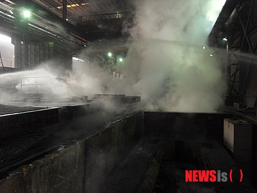 【정읍=뉴시스】김종효 기자 = 10일 오전 10시 전북 정읍의 한 주물제조 공장에서 밤샘근무를 하던 근로자 2명이 용광로 작업 중 '래들(쇳물을 용광로로 옮기는 기구)'에 쇳물을 붓다가 래들이 뒤집혀 쇳물을 뒤집어 쓰고 숨지는 사고가 발생했다. 사고현장의 모습이다. (사진=정읍소방서 제공)&nbsp;&nbsp; photo@newsis.com&nbsp;&nbsp;&nbsp;&nbsp;&nbsp; 