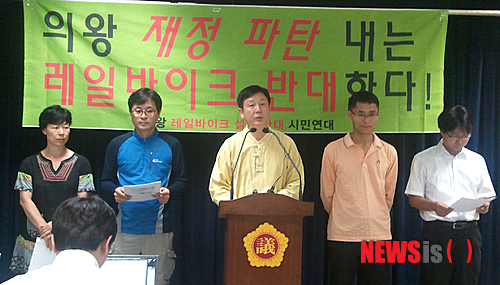 【수원=뉴시스】이정하 기자 = 안양군포의왕환경운동연합 등 경기 수원·의왕지역 39개 시민사회단체로 구성된 단체들이 10일 경기도의회 브리핑룸에서 기자회견을 열고 "왕송호수 레일바이크사업 강행 위한 수원시-의왕시간 맺은 행정구역 경계조정 협약을 즉각 중단하라"고 촉구하고 있다. jungha98@newsis.com