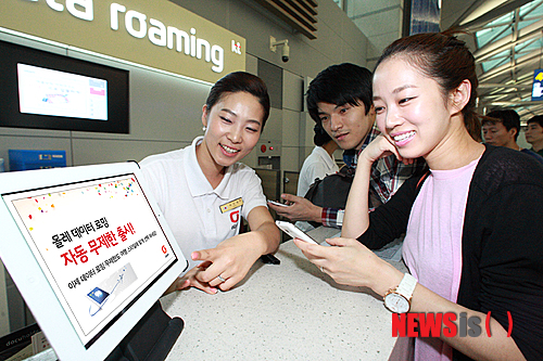 【서울=뉴시스】 KT는 로밍 이용 고객이 한 번만 신청하면 해외에 나갈 때마다 자동으로 '데이터로밍 무제한'을 이용할 수 있는 서비스를 10일 출시했다. (사진=KT 제공)&nbsp; photo@newsis.com 