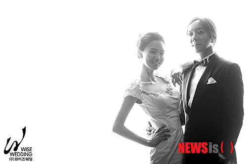 【서울=뉴시스】이예슬 기자 = KBS 신성원(39) 아나운서가 10월26일 오후 5시 서울 방배동 성당에서 사업가(40)와 결혼한다.&nbsp; 이들의 결혼식을 담당하는 ㈜와이즈웨딩에 따르면, 지난해 여름 아는 사람의 소개로 만난 두 사람은 지난달 서울의 스튜디오에서 웨딩화보를 촬영했다.&nbsp; 사진전 개최, 에세이집 출간 등 다방면에서 활동해온 신 아나운서는 특유의 감성으로 웨딩촬영 또한 능수능란하게 해냈다. 멋스러운 디테일과 고급스러운 소재감이 돋보이는 케이트 블랑 웨딩드레스로 세련미 넘치는 신부의 모습을 선보였다.&nbsp; ashley85@newsis.com&nbsp; 