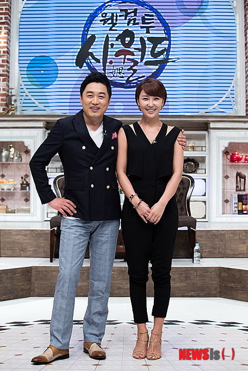 【서울=뉴시스】박영주 기자 = 개그듀오 ‘컬투’의 정찬우(44)와 MC 최은경(39)이 종합편성채널 채널A 토크 프로그램 ‘웰컴 투 시월드’를 진행한다.&nbsp; 시월드란 ‘시댁’을 가리키는 신조어다. ‘웰컴 투 시월드’는 스타 시어머니와 며느리들이 대화를 통해 고부갈등을 풀어가는 프로그램이다.&nbsp; 담당 김순겸 PD는 “MC 정찬우는 아들과 남편의 입장 모두를 아우를 수 있는 센스와 재치 있는 입담을 가졌고, MC 최은경은 대한민국 며느리들의 마음을 대변할 수 있는 소통의 능력이 탁월하다”고 밝혔다.&nbsp; 탤런트 전원주(73) 양희경(58), 성우 송도순(63) 등이 시어머니 입장에 서고 개그우먼 김지선(40), 탤런트 안연홍(36) 윤유선(43) 등이 며느리의 편을 든다.&nbsp; 13일 밤 11시에 첫 방송된다.&nbsp; gogogirl@newsis.com