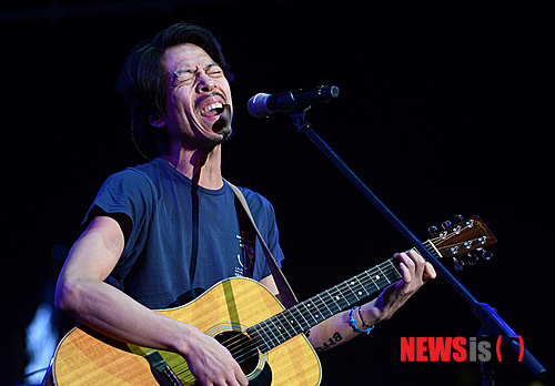 【서울=뉴시스】박상훈 기자 = 11일 저녁 서울 청계광장에서 열린 출판인들의 북 콘서트 '소리 질러, 책을 불러'에서 가수 김C가 멋진 무대를 선보이고 있다.&nbsp; hyalinee@newsis.com