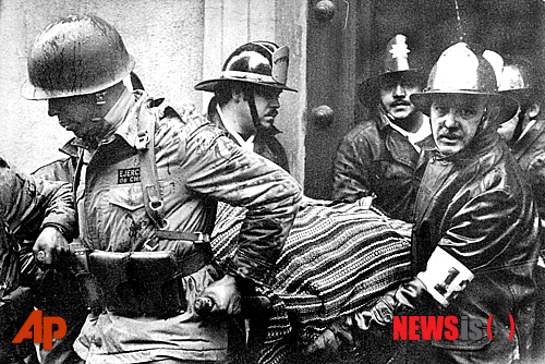  【AP/뉴시스】11일 칠레에서는 1973년 살바도르 아옌데&nbsp; 대통령의 사회주의 정권을 무너뜨린 군부 쿠데타를 성토하는 갖가지 모임이 열렸다. 사진은 쿠데타 당시 대통령관저에서 죽은 아옌데의&nbsp; 시신을 군인과 소방관들이 떼매고 나오는 모습.