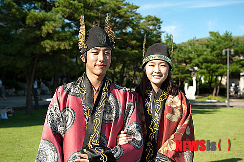 【경주=뉴시스】김재원 기자 = 경북 경주시가 주최하고 (재)경주문화재단과 신라문화선양회가 주관하는 <제40회 신라문화제>를 맞아 자매도시 익산에서 선발된 서동왕자 김예훈(23)씨가 선화공주를 맞으러 지난 11일 경주를 방문했다. 올해의 선화공주는 유은선(18, 경주여자정보고등학교)양. (사진=경주시 제공) jwkim@newsis.com 