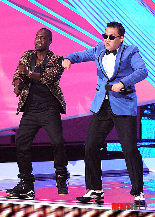 【서울=뉴시스】박영주 기자 = ‘강남스타일’의 가수 싸이(35)가 무대에 오른 ‘MTV 비디오뮤직 어워드(VMA)’가 15일 밤 10시 SBS MTV를 통해 3시간 동안 방송된다.&nbsp; SBS MTV 편성 관계자는 “MTV VMA 2012의 방송 시간을 29일에서 15일로 앞당겨 특별 편성하게 됐다”고 밝혔다.&nbsp; 6일 미국 로스앤젤레스에서 열린 ‘MTV 비디오 뮤직 어워드’에는 리아나(24), 테일러 스위프트(23), 앨리샤 키스(31), 케이티 페리(28), 크리스 브라운(24) 등 톱스타들이 참석했다.&nbsp; 싸이는 시상자로 등장, 사회자 케빈 하트(32)와 함께 말춤을 선보였다.&nbsp; 한편, SBS MTV는 17~21일 VMA 국내 첫 방송을 기념해 수상자들의 뮤직비디오를 볼 수 있는 ‘히츠(HITS) 스페셜: VMA 2012 위너’와 ‘MTV 비디오뮤직 어워드 2012’ 재방송 등을 편성한다.&nbsp; gogogirl@newsis.com