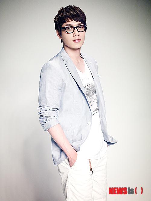 【서울=뉴시스】유상우 기자 = 그룹 'SG워너비' 출신 이석훈(28)이 10월 19~21일 서울 이화여대 삼성홀에서 첫 단독 콘서트 '안녕'을 연다.&nbsp; swryu@newsis.com