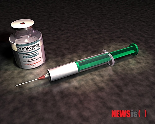 【서울=뉴시스】이예슬 기자 = 향정신성 의약품으로 지정된 '프로포폴'을 상습 투여한 여자 연예인 A(30)가 출연 중인 방송 프로그램 제작진이 사태의 추이를 주시하고 있다. 케이블채널 프로그램 관계자는 14일 "A의 하차 여부에 대해서는 정해진 바가 없다"고 답했다. "사전 구속영장이 청구된 것으로 알고있다. 영장 실질심사가 끝난 후에야 결정할 수 있을 것 같다"고 밝혔다. 아직은 A를 대신할 다른 연예인을 찾고 있지도 않다. 한편, A는 지난 4월 서울 강남의 한 네일숍 별실에서 의식을 잃고 쓰러졌다. 당시 경찰은 A의 가방에서 프로포폴을 발견했다. 이후 A가 이 약품을 상습적으로 투여한 것으로 보고 조사해 왔다. 수면마취제로 쓰이는 프로포폴은 용도 외 사용자들 사이에 '우유주사'라는 은어로 통한다. 팝의 황제 마이클 잭슨(1958~2009)의 사인도 프로포폴 과다 투여였다. ashley85@newsis.com