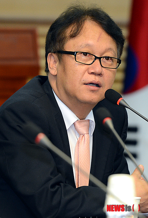 【서울=뉴시스】조성봉 기자 = 14일 오전 서울 여의도 국회 의원회관에서 열린 '키코(knock-in, knock-out)사태의 진실해부-불완전판매와 금융약탈, 중소기업을 습격하다' 긴급토론회에 민병두 민주통합당 의원이 인사말을 하고 있다. 키코는 일정 환율 범위내에서 환율손실을 보상해주고 그 이상이 되면 기업이 달러를 매입하여 되사주는 상품이다.  suncho21@newsis.com 