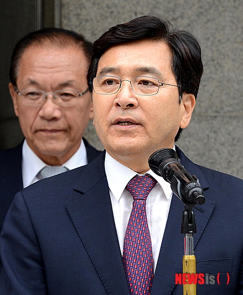 【서울=뉴시스】박종민 기자 = 14일 오후 서울 여의도 새누리당사 1층 앞에서 열린 국민안전행복신고센터 현판식에서 국민안전운동본부장인 심재철 최고위원이 인사말을 하고 있다.&nbsp; jmc@newsis.com