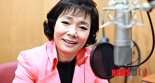 【서울=뉴시스】유상우 기자 = KTV가 17일부터 가을 개편 프로그램들을 방송한다.&nbsp; 이 가운데 26일 오후 11시30분에 첫 방송되는 '대한늬우스와 함께하는 리사이틀 인생쇼'가 특히 주목받고 있다. 수요일 밤의 이 쇼는 소외된 원로 가수와 노년층에 활력을 불어넣기 위한 것이다.&nbsp; '대머리 총각'과 '코스모스 피어 있는 길' 등으로 1960~70년대를 풍미한 가수 김상희(69)가 이끈다. 한명숙(77), 쟈니 리(74) 등 1950~60년대 세대의 우상들을 초청해 옛 노래와 이야기를 듣는다. 첫회는 김상희 스페셜을 비롯해 '홍콩 아가씨'의 금사향(83), '바닷가에서'의 안다성(72) 등으로 꾸민다.&nbsp; 담당 이학재 PD는 "김상희씨는 첫회 인사차 다섯곡의 노래를 들려준다"며 "설운도 등 후배 가수들도 출연해 축하 무대와 추억을 선사할 것"이라고 소개했다.&nbsp; 김상희는 "처음 KTV에서 제안이 왔을 때 뒤로 한 발짝 물러설 정도로 소통이 안 됐다. 그러나 문화 소외계층을 위한 프로그램이라는 기획의도를 듣고 흔쾌히 수락했다"고 밝혔다. "KBS 1TV '가요무대'밖에 없다. 가요무대도 밤 열시에 시작한다. 노인들은 눈 비비고 봐야 할 시간이지만 시청률은 떨어지지 않는다."&nbsp; 또 "그때 그 시절 우리 노래를 들으면서 슬프고 답답했던 기분을 풀었던 분들이 다시 옛날로 돌아가 행복한 시간을 보낼 수 있도록 꾸미겠다. 대한늬우스 속에서나 보던 추억의 스타를 모시고 진행한다는 점에서 그분들이 활동하던 시절의 숨은 이야기를 끌어내기 위해 노력하겠다"고 다짐했다.&nbsp; 김상희는 1981년부터 대중문화예술인 중심 사회봉사단체 '한국 연예인 한마음회'를 이끌고 있다. 불우이웃돕기와 자선공연, 소년소녀 가장돕기 행사 등을 펼쳐왔다. "이 프로그램도 이런 취지와 일맥상통한다는 판단에 선택했다"고 말했다.&nbsp; "우리 세대 가수들 얼굴은 쭈글쭈글하고 볼품없지만 목소리는 변하지 않았다. 그분들을 화면을 통해 다시 만날 수 있는 좋은 시간이 될 것"이라고 기대했다.&nbsp; 일흔이라는 나이를 무색케하는 외모다. "가수는 생활이 단순하다. 일상에서도 노래에 파묻혀 산다. 세월을 잊고 사는 것 같다"며 기분 좋아했다.&nbsp; '리사이틀 인생쇼'에는 작고한 현인(1919~2002)도 소개한다.&nbsp; 이 PD는 "현인 선생에 대한 다양한 자료를 확보했다. 방송에서는 후배들이 그분을 추모하는 노래와 옛이야기를 들려준다"고 밝혔다. "최근 반야월, 최헌 등의 가수들이 돌아가셨다. 어르신들 밤새 안녕이라고 하는데, 이 프로그램은 그분들의 유작이 될 수도 있을 것"이라는 마음가짐이다.&nbsp; "'노란샤쓰의 사나이'를 부른 한명숙씨가 기초생활보장 수급자로 살고 있을 정도로 원로가수들이 설 자리가 없다는 것이 속상했다"며 "그분도 이 프로그램이 마지막이라고 생각하고 출연을 결심했다. 자신의 출연분은 자료로 남을 것이라고 말했다"고 전했다.&nbsp; 한편, KTV는 시청자에게 다양한 문화혜택을 주고 지역 간 문화격차 해소에 중점을 둔 프로그램들을 신설했다.&nbsp; ▲대한늬우스의 그때 그 사람(21일부터 금요일 오후 5시) ▲길 위의 작가 김주영의 장날(20일부터 목요일 오후 10시30분) ▲귀농 다큐 살어리랏다(20일부터 목요일 오후 9시30분) ▲네트워크 퍼레이드(20일부터 목요일 오후 2시20분) ▲국악 콘서트 울림(22일부터 토요일 오후 8시30분) ▲정책을 알면 돈이 보인다(17일부터 월요일 오후 3시50분) ▲KTV 뉴스 14(17일부터 월~금요일 오후 2시) 등이다.&nbsp; swryu@newsis.com