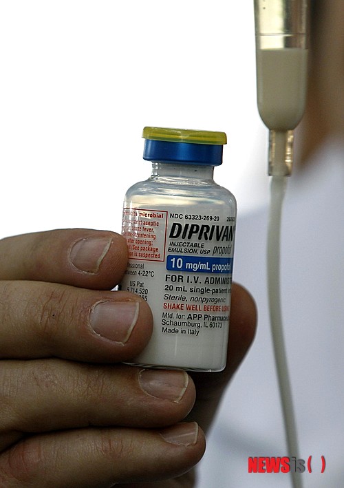 【서울=뉴시스】이예슬 기자 = 향정신성 의약품인 '프로포폴'을 상습 투여한 혐의를 받고 있는 여자연예인 이모(30)씨가 TV에서 퇴출됐다.&nbsp; 이씨가 출연 중인 케이블채널 프로그램 관계자는 14일 "이씨가 구속되는 것으로 결정이 나면서 자연스럽게 프로그램에서 하차하게 됐다"며 "이미 녹화한 분량도 최대한 편집할 것"이라고 밝혔다.&nbsp; 또 "패널이지 고정 출연자는 아니었다"면서 "교체되는 시기가 조금 빨리졌을 뿐"이라고 덧붙였다.&nbsp; 이씨를 대신할 인물은 아직 정해지지 않았다.&nbsp;&nbsp; 한편, 이씨는 지난 4월 서울 강남의 네일숍 별실에서 의식을 잃고 쓰러졌다. 경찰은 네일숍에서 수거한 프로포폴 빈병에서 이씨의 DNA를 검출했다. 2010년 프로포폴이 마약류인 향정신성의약품으로 지정된 이후 투여혐의로 연예인이 구속된 것은 이번이 처음이다.&nbsp; 수면마취제로 쓰이는 프로포폴은 용도 외 사용자들 사이에 '우유주사'라는 은어로 통한다. 팝의 황제 마이클 잭슨(1958~2009)의 사인도 프로포폴 과다 투여였다.&nbsp; ashley85@newsi.com 