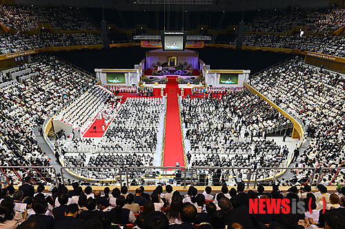 【가평=뉴시스】강진형 기자 = 지난 3일 향년 92세를 일기로 별세한 통일교 창시자 문선명 총재 성화식이 열린 15일 오전 경기 가평군 설악면 송산리 청심평화월드센터에서 세계 각국에서 모인 신도들이 성화식에 참석하고 있다.&nbsp; marrymero@newsis.com