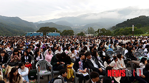 【가평=뉴시스】강진형 기자 = 지난 3일 향년 92세를 일기로 별세한 통일교 창시자 문선명 총재 성화식이 열린 15일 오전 경기 가평군 설악면 송산리 청심평화월드센터에서 세계 각국에서 모인 신도들이 성화식에 참석하고 있다.&nbsp; marrymero@newsis.com