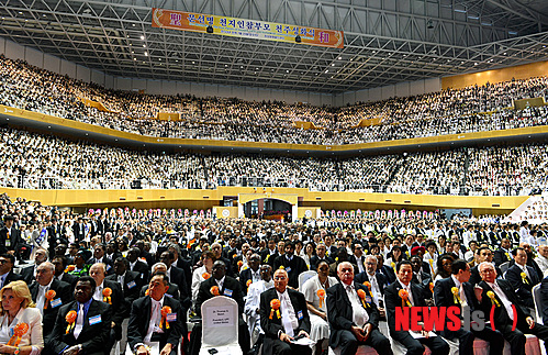 【가평=뉴시스】강진형 기자 = 지난 3일 향년 92세를 일기로 별세한 통일교 창시자 故 문선명 총재 성화식이 열린 15일 오전 경기 가평군 설악면 송산리 청심평화월드센터에서 세계 각국에서 모인 신도들이 성화식에 참석하고 있다.&nbsp; marrymero@newsis.com