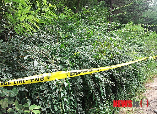 【청주=뉴시스】엄기찬 기자 = 15일 오전 충북 청주시 우암산 중턱에서 20대 여성을 살해해 공개수배된 40대 용의자가 숨진 채 발견됐다. 경찰이 폴리스라인을 치고 현장 출입을 막고 있다.&nbsp; dotor0110@newsis.com 