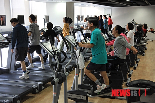 【성남=뉴시스】이정하 기자 = 경기 성남시 시청사 내 4층에 마련된 직원전용 체력단련실이 지난 2010년 9월부터 일반에 무료 개방되면서 평일 낮시간대 이용객들로 북적이고 있다고 16일 밝혔다. (사진=성남시 제공) photo@newsis.com