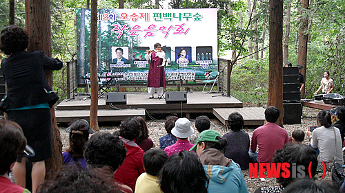 【전주=뉴시스】유영수 기자 = 전주시 덕진구 송천1동은 15일 전북 전주시 건지산 오송제 편백나무 숲에서 자연과 사람이 어우러지는 음악회를 열어 이 곳을 찾은 300여명의 시민들에게 잔잔한 감동을 선사했다. (사진=전주시청 제공)&nbsp; yu0014@newsis.com 