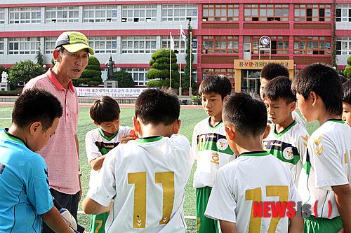 【울산=뉴시스】고은희 기자 = 축구의 명문 울산 삼호초 축구부가 최근 중구 반구동 울산 학성초등학교 운동장에서 강태석 감독의 지휘하에 축구연습을 했다. 삼호초는 지난해 화랑대기 유소년축구 5학년부 정상에 오른 축구 명가다.&nbsp;&nbsp; gogo@newsis.com