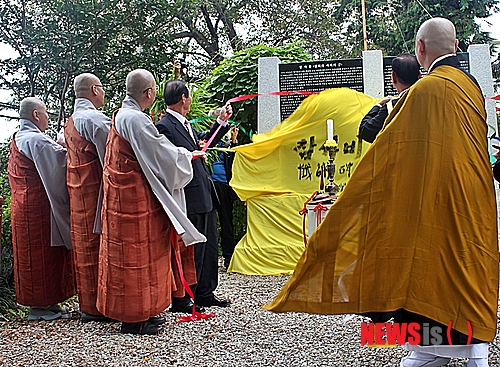 【군산=뉴시스】고석중 기자 = 16일 현존하는 대한민국 유일의 일본식 사찰인 전북 군산 동국사에서 일본불교 최대종단인 조동종 스님들이 마련한 일제 강점기 '참사문(懺謝文, 사죄와 용서의 글)비 제막식 행사가 진행되고 있다.&nbsp; k9900@newsis.com 