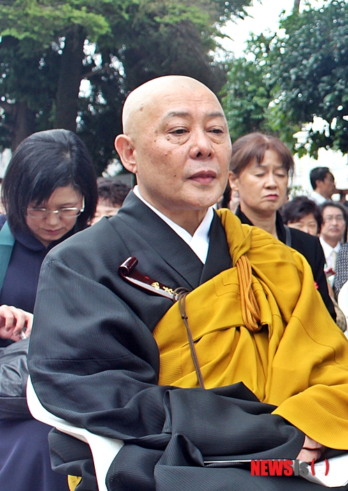 【군산=뉴시스】고석중 기자 = 16일 현존하는 대한민국 유일의 일본식 사찰인 전북 군산 동국사에서 일본불교 최대종단인 조동종 스님들이 마련한 일제 강점기 '참사문(懺謝文, 사죄와 용서의 글)비 제막식에 '동국사를 지원하는 모임'의 회장인 이치노헤 쇼코 스님이 참석해 행사 진행을 지켜보고 있다&nbsp;&nbsp; k9900@newsis.com