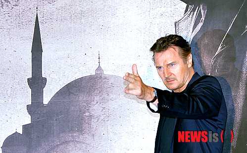 【서울=뉴시스】박문호 기자 = 배우 리암 니슨이 17일 오전 서울 용산구 한남동 그랜드하얏트 서울 그랜드볼룸에서 열린 액션 영화 '테이큰 2' 기자회견에서 포즈를 취하고 있다.&nbsp; go2@newsis.com