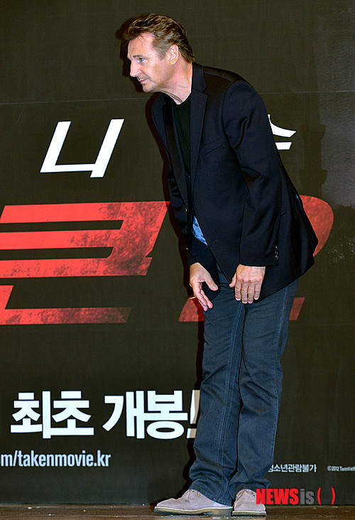 【서울=뉴시스】박문호 기자 = 배우 리암 니슨이 17일 오전 서울 용산구 한남동 그랜드하얏트 서울 그랜드볼룸에서 열린 액션 영화 '테이큰 2' 기자회견에서 포즈를 취하고 있다.&nbsp; go2@newsis.com